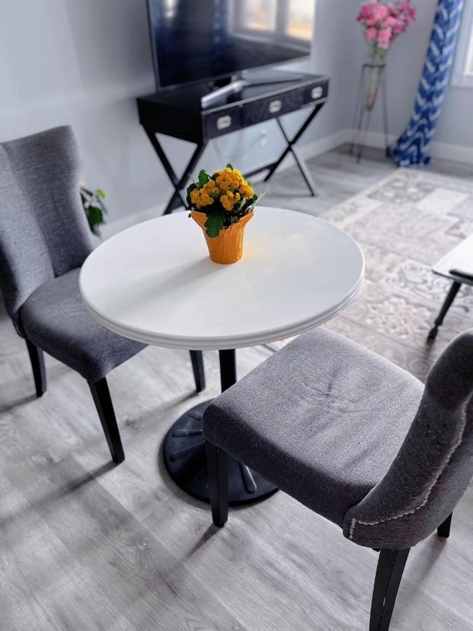 Elegant Garden Suite&2Mins Bus Station Close Lrt& Free Parking Calgary Luaran gambar