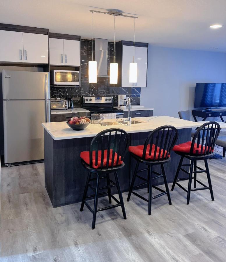 Elegant Garden Suite&2Mins Bus Station Close Lrt& Free Parking Calgary Luaran gambar