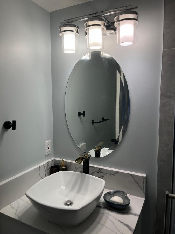 Elegant Garden Suite&2Mins Bus Station Close Lrt& Free Parking Calgary Luaran gambar
