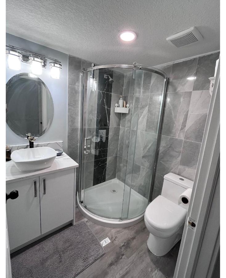 Elegant Garden Suite&2Mins Bus Station Close Lrt& Free Parking Calgary Luaran gambar
