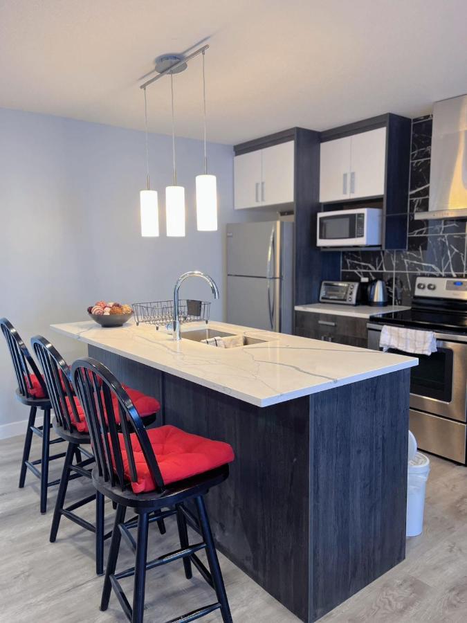 Elegant Garden Suite&2Mins Bus Station Close Lrt& Free Parking Calgary Luaran gambar