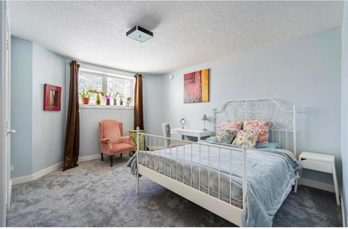 Elegant Garden Suite&2Mins Bus Station Close Lrt& Free Parking Calgary Luaran gambar