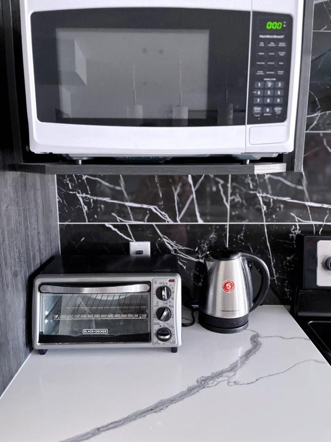 Elegant Garden Suite&2Mins Bus Station Close Lrt& Free Parking Calgary Luaran gambar