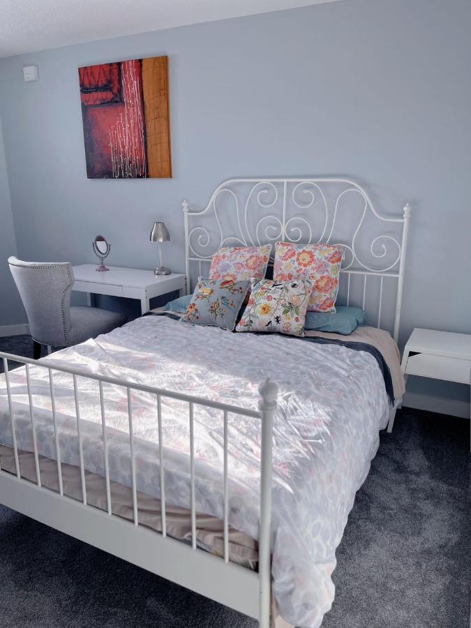 Elegant Garden Suite&2Mins Bus Station Close Lrt& Free Parking Calgary Luaran gambar